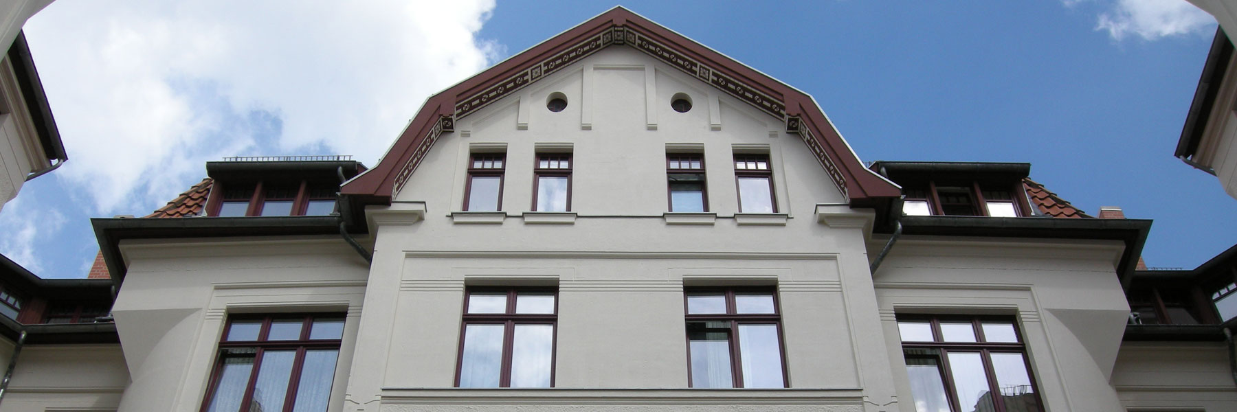 Denkmalgerechte Fassadensanierung eines stadtbildprägenden Gebäudeensembles, Hannover 